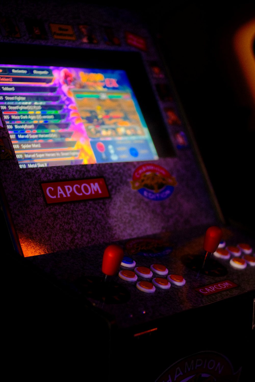 Máquina arcade encendida mostrando el menú de juegos clásicos